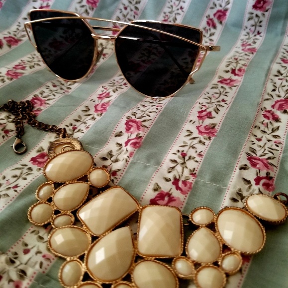 Black sunglasses - Picture 2 of 3